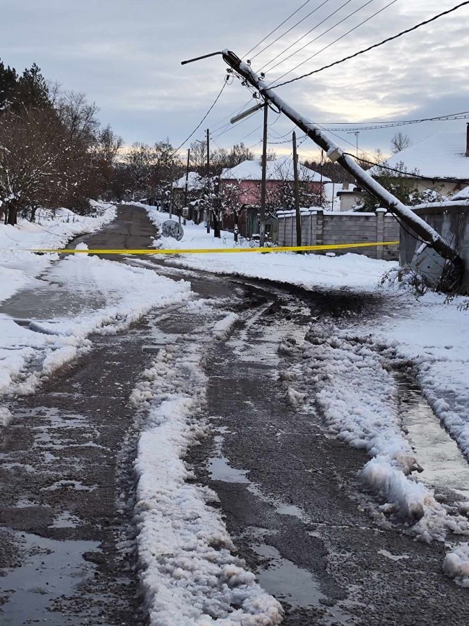 Без ток и вода са повечето села в общината