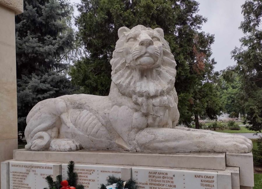 Предпразнично почистиха паметниците в града