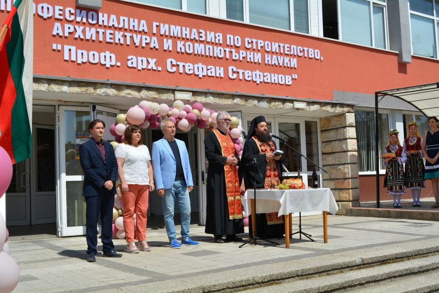 Отвориха тържествено вратите на обновената гимназия по строителство